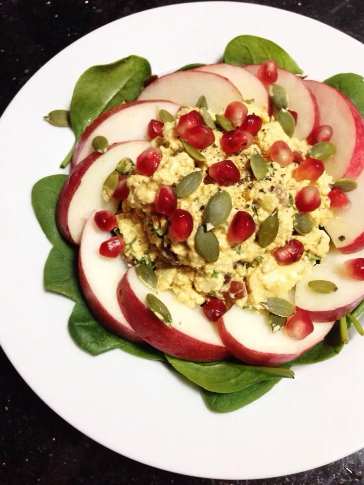 Curried tofu salad with apple on baby spinach|coxiella24さん