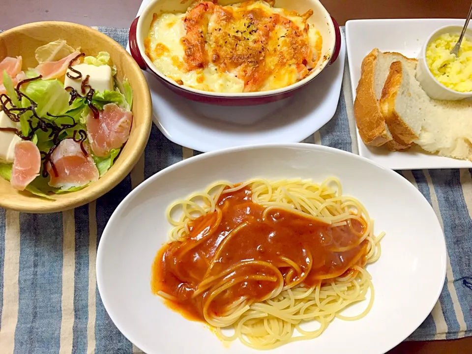 Snapdishの料理写真:トマトパスタ。明太子ドリア。サラダ。焼きたてパン。|kayonさん