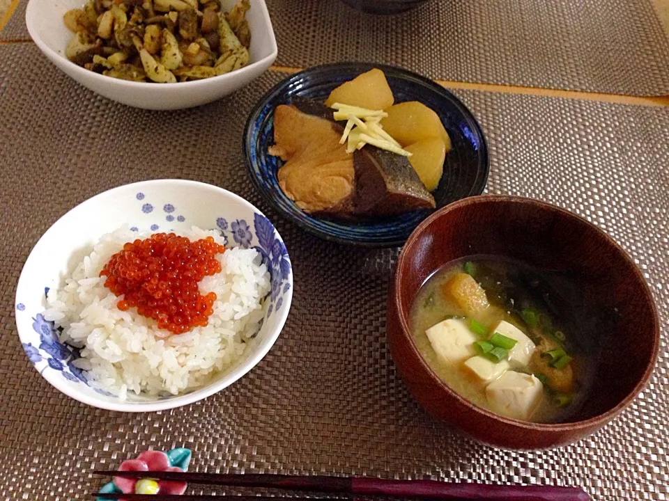 ぶり大根☆シーフードミックスとキノコ炒め☆お味噌汁☆すじこいくら☆|Milfeliceさん