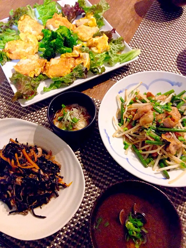 Snapdishの料理写真:お給料日前の節約メニュー😁🍀豆腐のピカタ、豚バラとニンニクの芽、モヤシの炒め物、長芋しらすとろろ、昨日のひじき、シジミのお味噌汁🍀|まみりんごさん