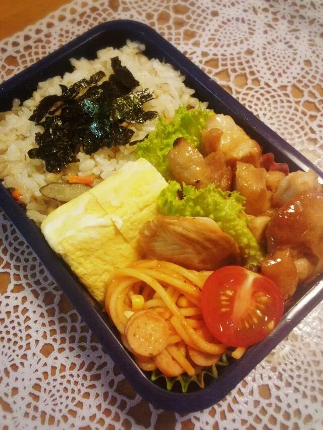 Snapdishの料理写真:11月27日(木)　高1男子弁当
鶏ごぼうおこわ、照り焼きチキン、だし巻き玉子、鮭、ナポリタン|Tomokoさん