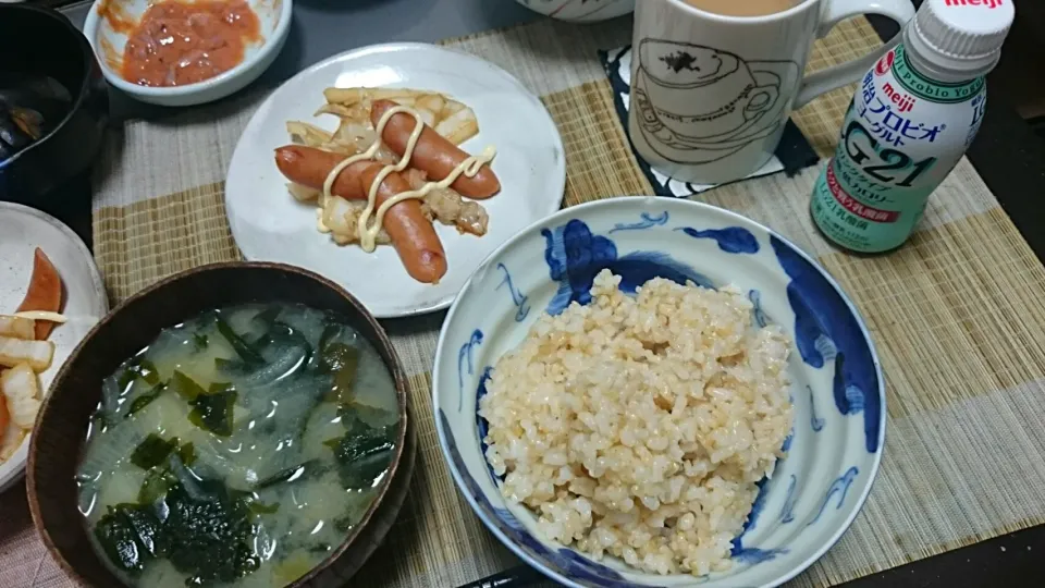 ウィンナソーセージと白菜の炒め＆わかめの味噌汁|まぐろさん