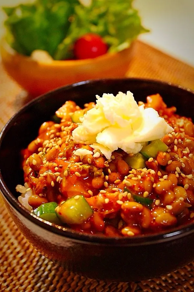 バターのせキムチ納豆丼|はさん