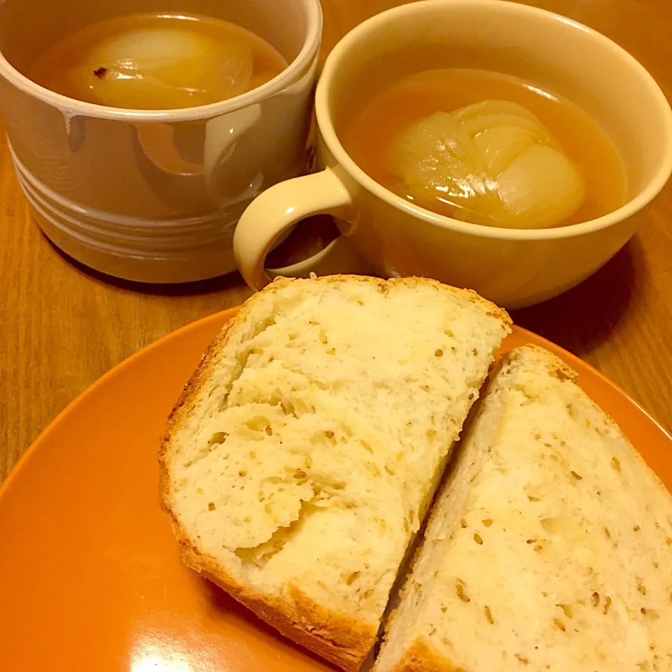 焼きたて胡麻パンとオニオンスープの朝ごはん|さくたえさん