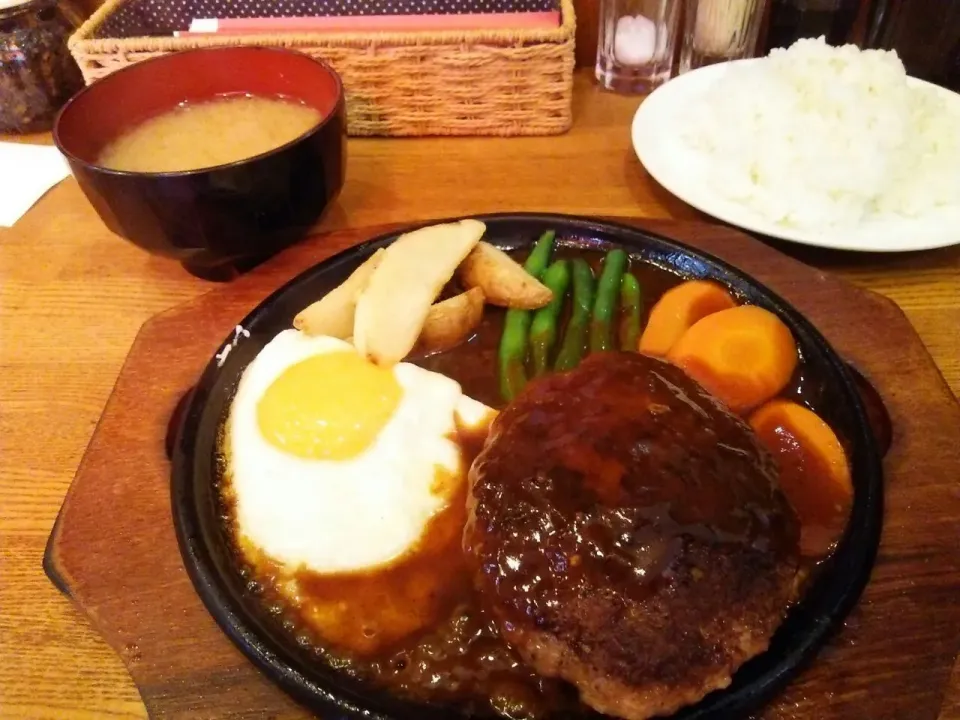 Snapdishの料理写真:GOTOOの洋風ハンバーグランチ、1100円。|東京ライオンズさん