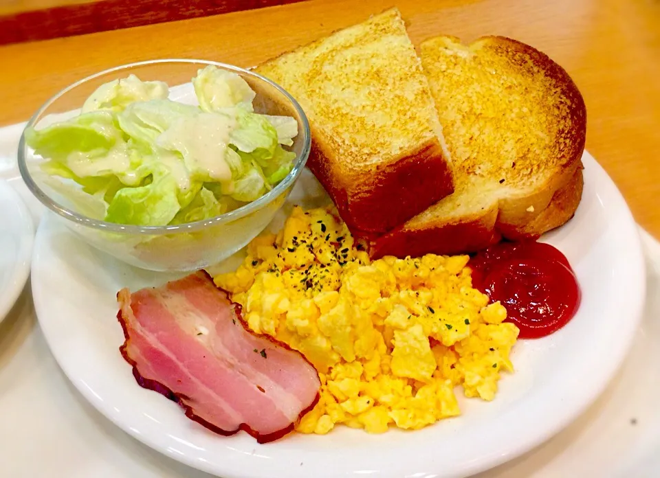 Buttered toast bread with bacon, scrambled egg & fresh lettuce 😋✨|Liezlさん