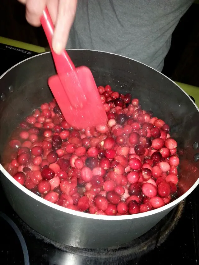 making cranberry sauce.  Cranberries,  sugar,  And tangerine juice.|Polly Gelfusoさん