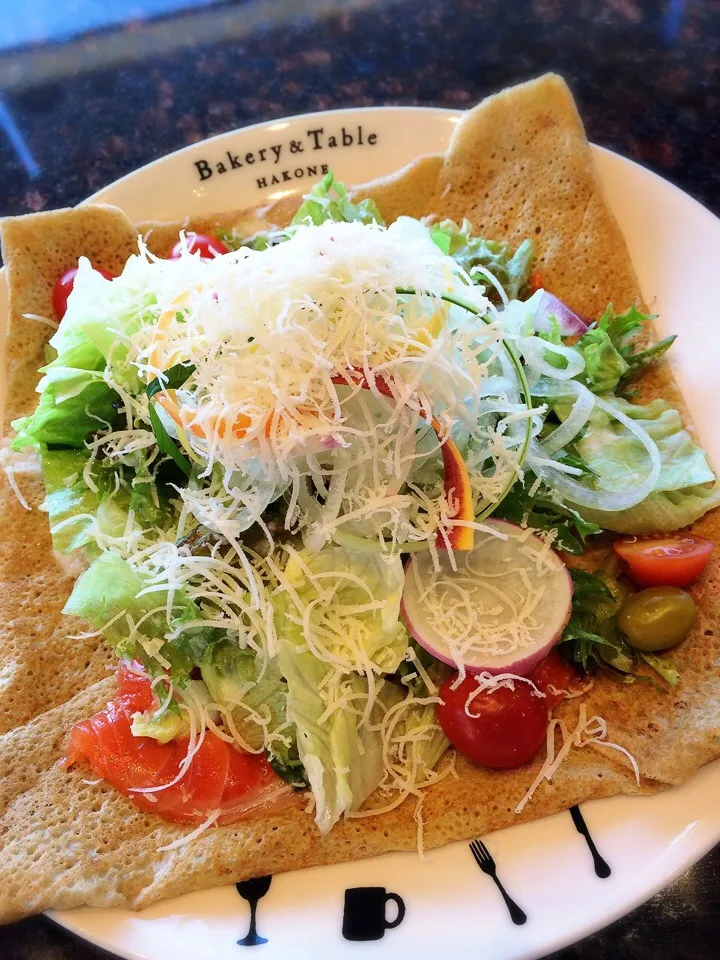 スモークサーモンと温玉サラダのガレット🍴😋|chieさん