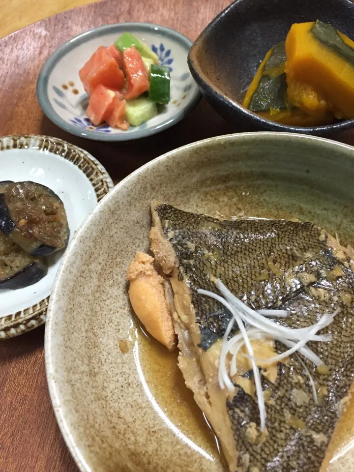 かれいの煮つけ🍁    なすの鍋しぎ  サーモンとアボカドのサラダ   かぼちゃ🐱|ボンバーさん