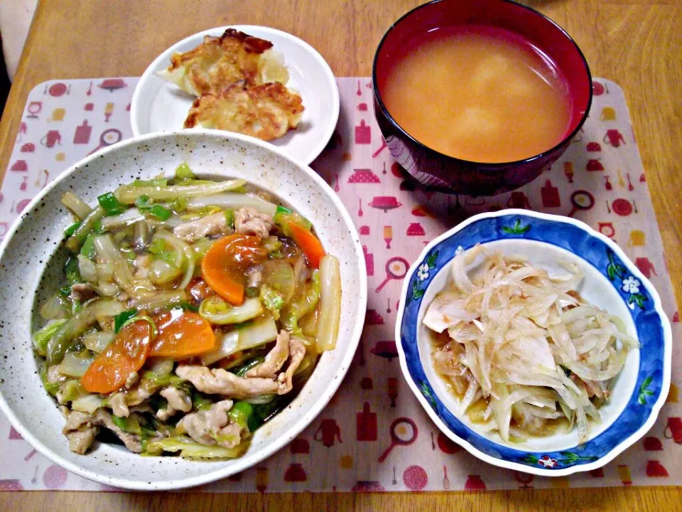 Snapdishの料理写真:11月２０日 白菜のあんかけ丼 カレーポテトサラダ餃子 お味噌汁|いもこ。さん