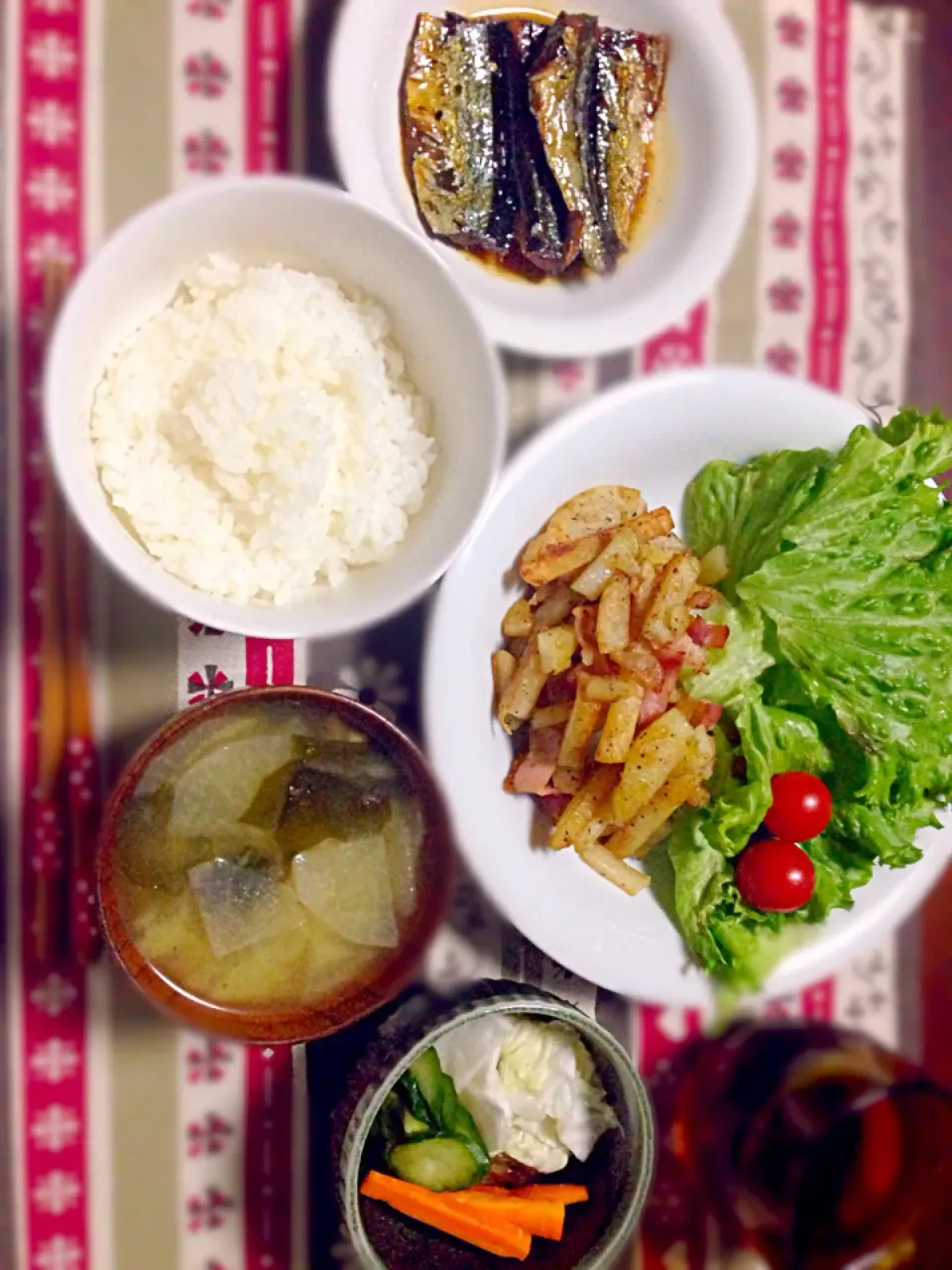 ポテトベーコンのバター醤油&さんまの佃煮&浅漬け&大根の味噌汁💓|あゆかさん