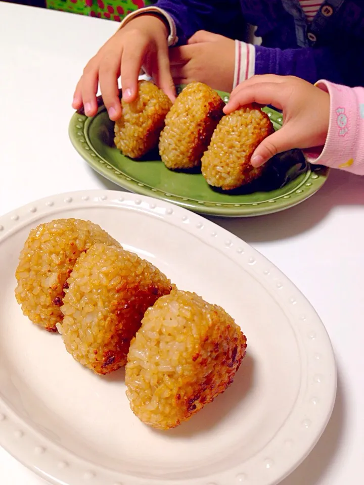 りるのんさんの料理 グリルプレートで買うより安い！あの焼きおにぎり🌸|mari♡（もも(*´∀｀*)♪）さん