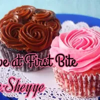 For More Cupcakes and Cake Like Us On FaceBook ... Love at First bite by: Sheyye|One-Nineさん