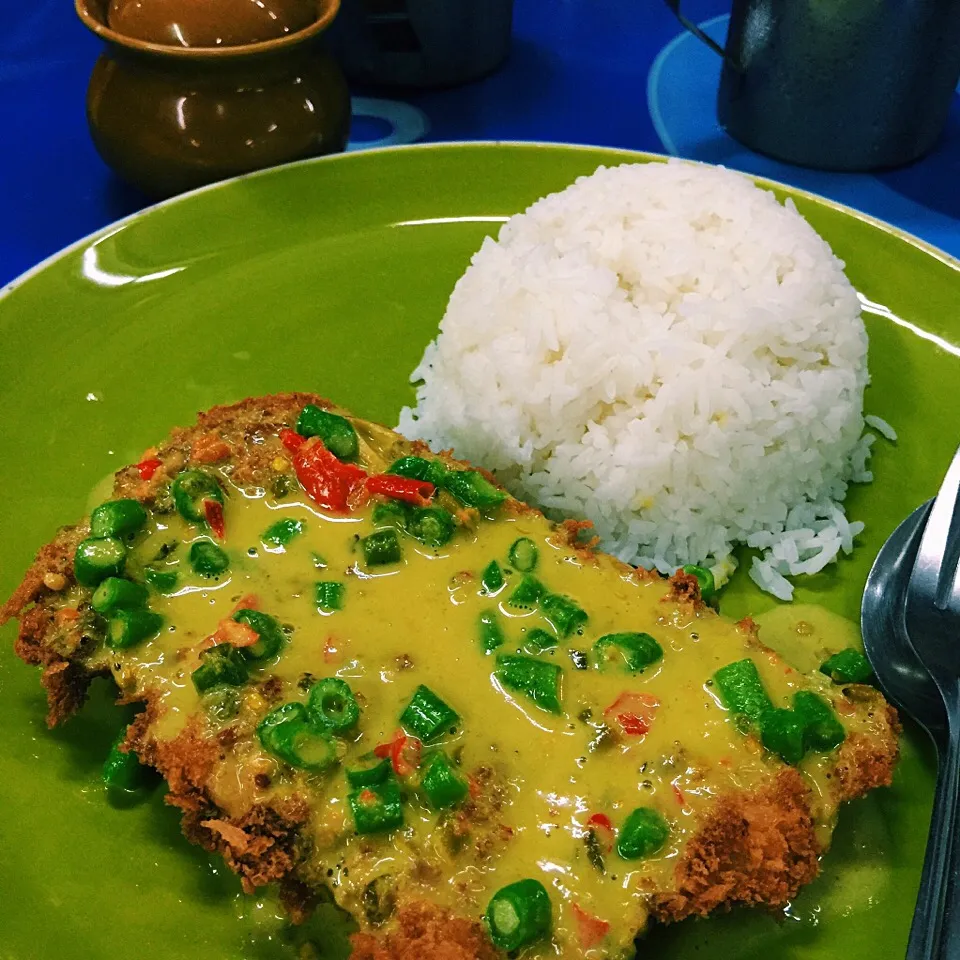 Deep Fried Chicken Topped with Thai Green Curry Paste|nattaugustさん