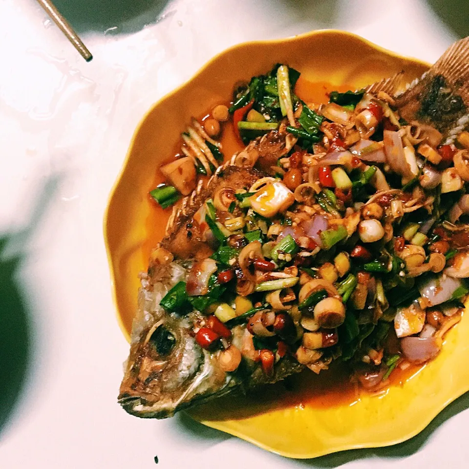 Deep Fried Fish Topped With Herbs and Nuts|nattaugustさん