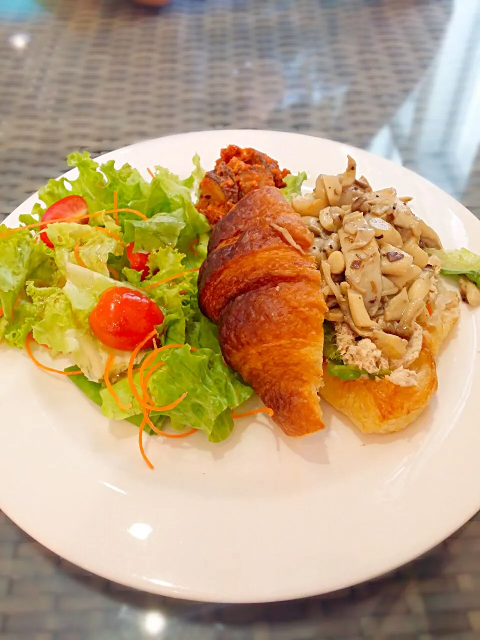 Tuna Croissant served with mushroom and salad|Kvy Ongさん