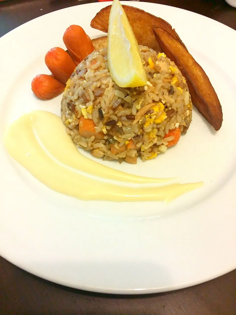 Snapdishの料理写真:Tuna fried rice served with potato wedges and cocktail sausages|Kvy Ongさん