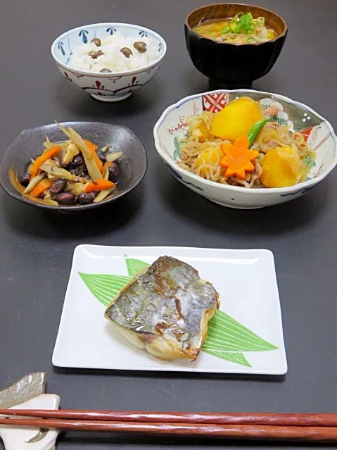 今晩は、鰆の味噌漬け焼き、肉じゃが、黒豆の五目煮、端野菜の豚汁、むかごご飯

仕事が遅くなったので、楽しみにしているお魚との出会いは無しにして（お買い物無し）漬けてあった鰆で一品。

肉じゃがのじゃがいもは『インカのめざめ』という品種。鮮やかな黄色で、さつま芋の様、いや栗の様に、ほくほくと濃厚な味わいのじゃがいもです。|akazawa3さん