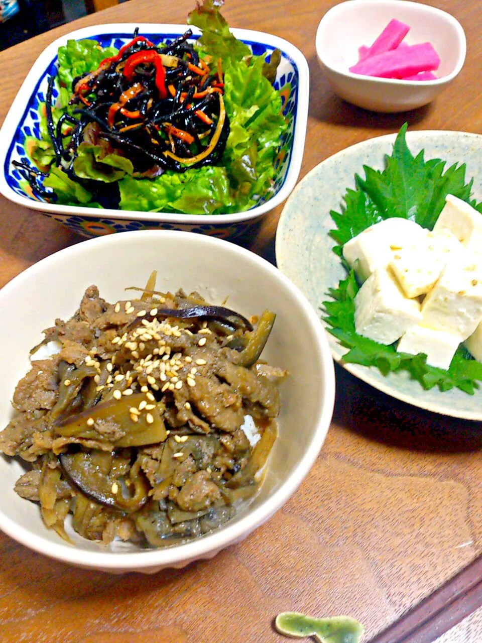 今日のシホ食堂
・おからと玄米のまるでお肉？！を使ったごぼうとナスの炒め煮をご飯に乗っけた丼
・温奴の焼き塩とオリーブオイルかけたやつ
・ひじきマリネをサニーレタスに乗せて
・あかねちゃんのピクルス|shihopさん