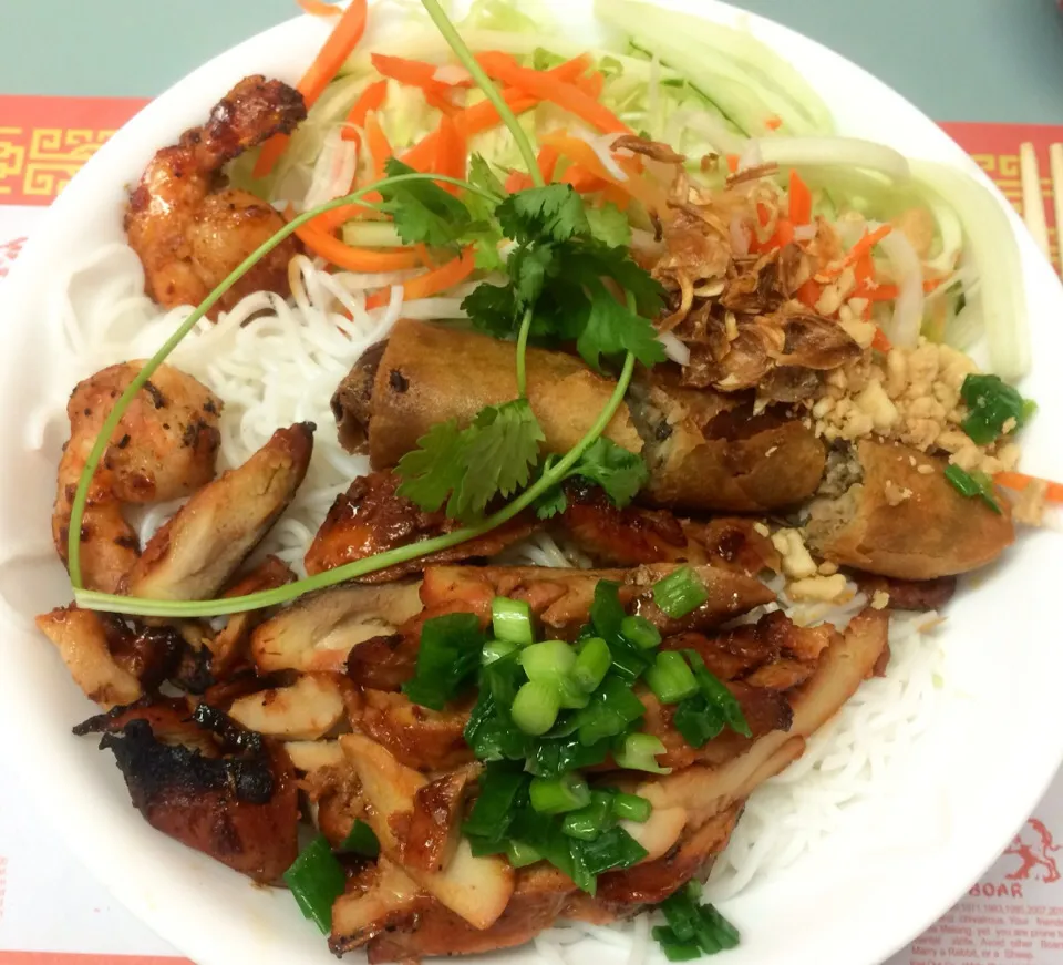 Grilled Shrimp, BBQ Chicken, and Egg Rolls with Vermicelli|sooprcoolchicaさん