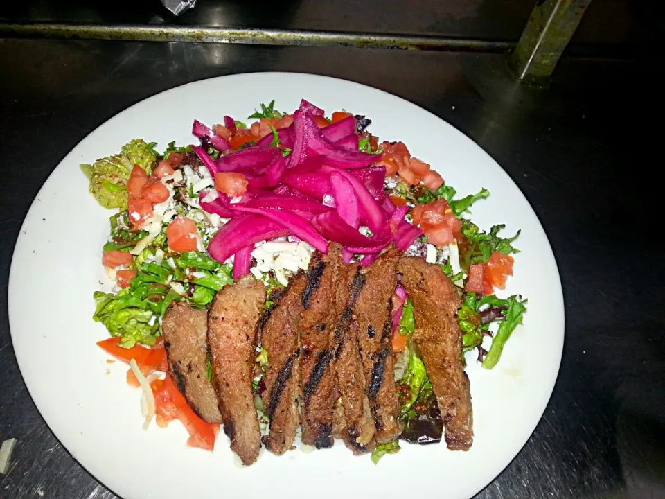 Snapdishの料理写真:blackened steak salad with pickled red onions|Jayson Mccrimmonさん