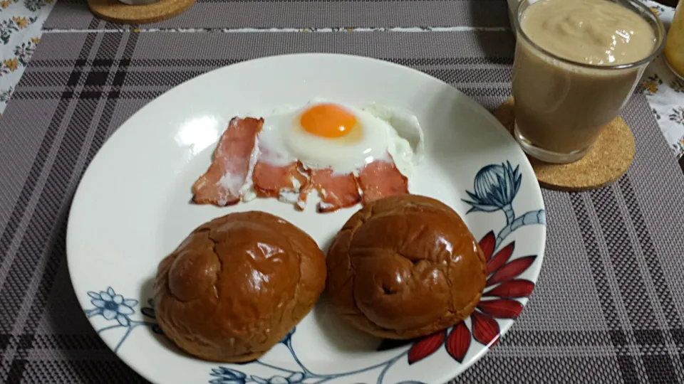 チャーシューeggと黒糖パン🍞～♪&リンゴ🍎バナナ🍌ヨーグルトスムージ～♪|三宅章人  Akihito Miyakeさん