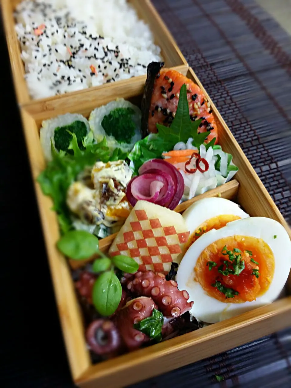 《金曜日の夕飯》🍱

・ゆで卵ピザソース焼き
・胡麻振り鮭焼き
（ごま油も少々塗ると香ばしい）
・白菜ほうれん草の出し巻き
・かぼちゃアボガドレーズンサラダ
・なま酢、カブの酢の物

いってらっしゃ～い♡|藤田 まり子さん