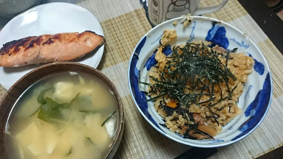 炊き込みご飯＆鮭の味噌漬け＆豆腐の味噌汁|まぐろさん