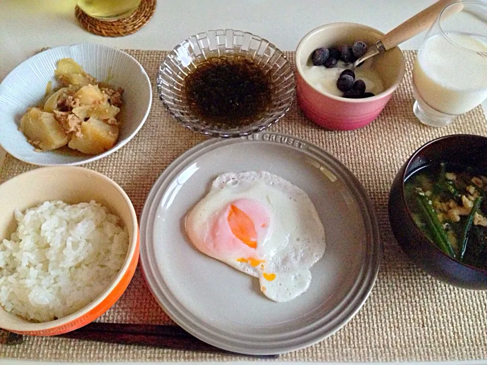 目玉焼き じゃがいもの煮物 もずく 大根の葉と揚げの味噌汁 ヨーグルト 牛乳|にゃろめさん