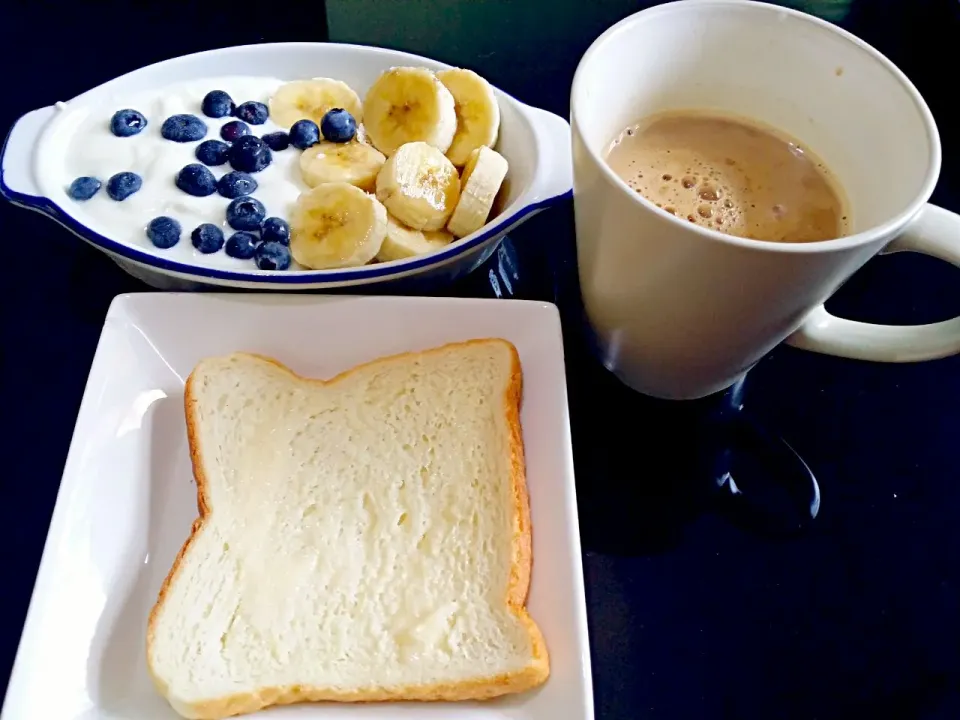 Today's Breakfast 28.11.14 
Hazelnut ☕ 🍞🍒🍌🍯🍧|🌷lynnlicious🌷さん