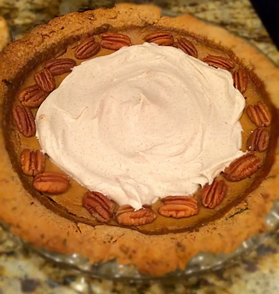 Snapdishの料理写真:Pumpkin pie with pecan crust|Lori Spingolaさん