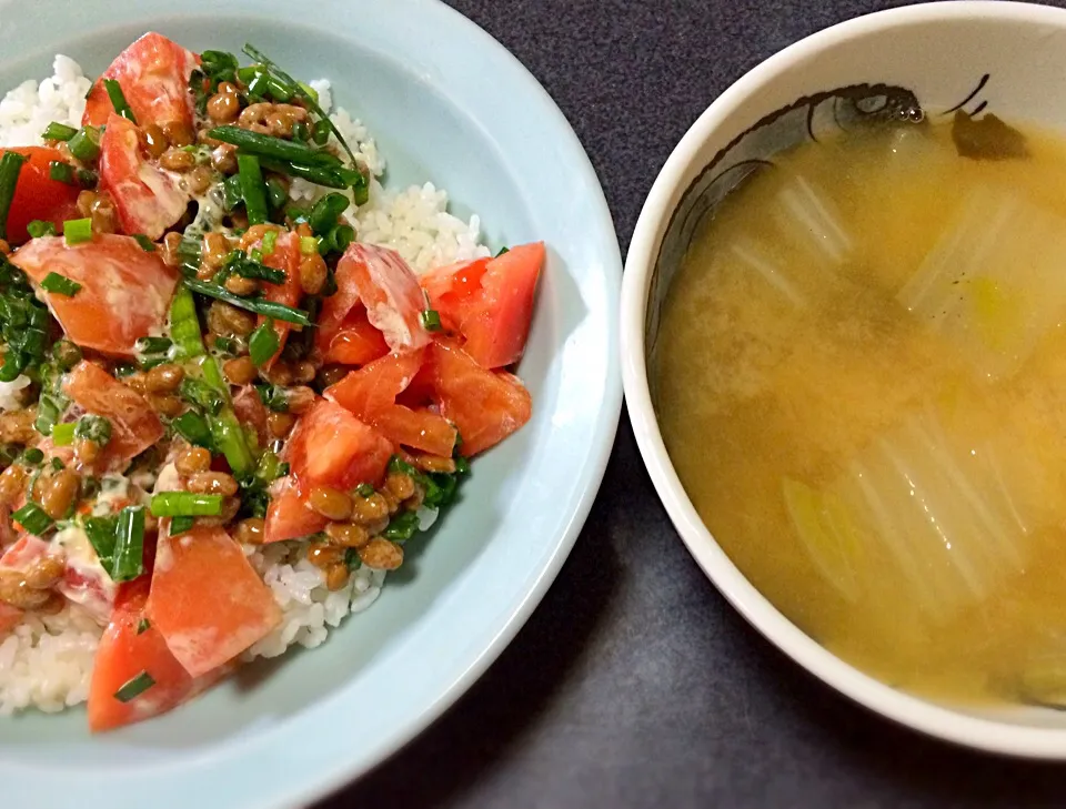 トマト納豆ご飯と湯豆腐の残り味噌汁|gekoさん