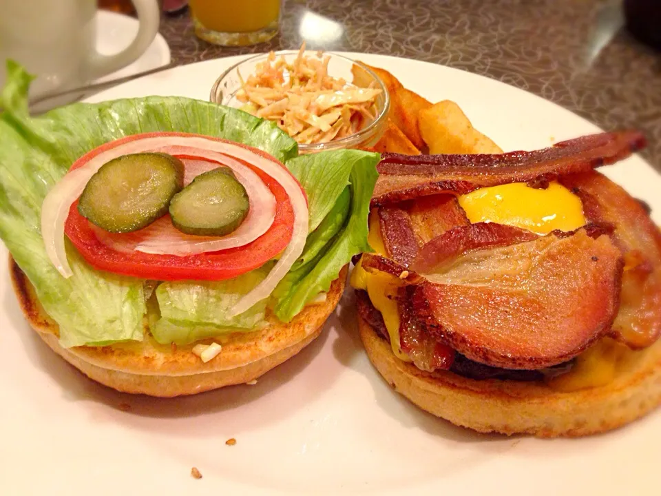 Snapdishの料理写真:House Made Bacon Burger|chan mitsuさん