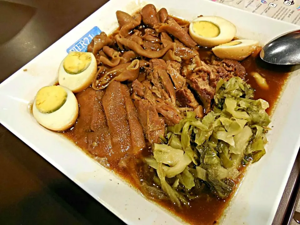 Braised pork with pickled vege and egg #terminal21 #Bangkok|Li Yokeさん