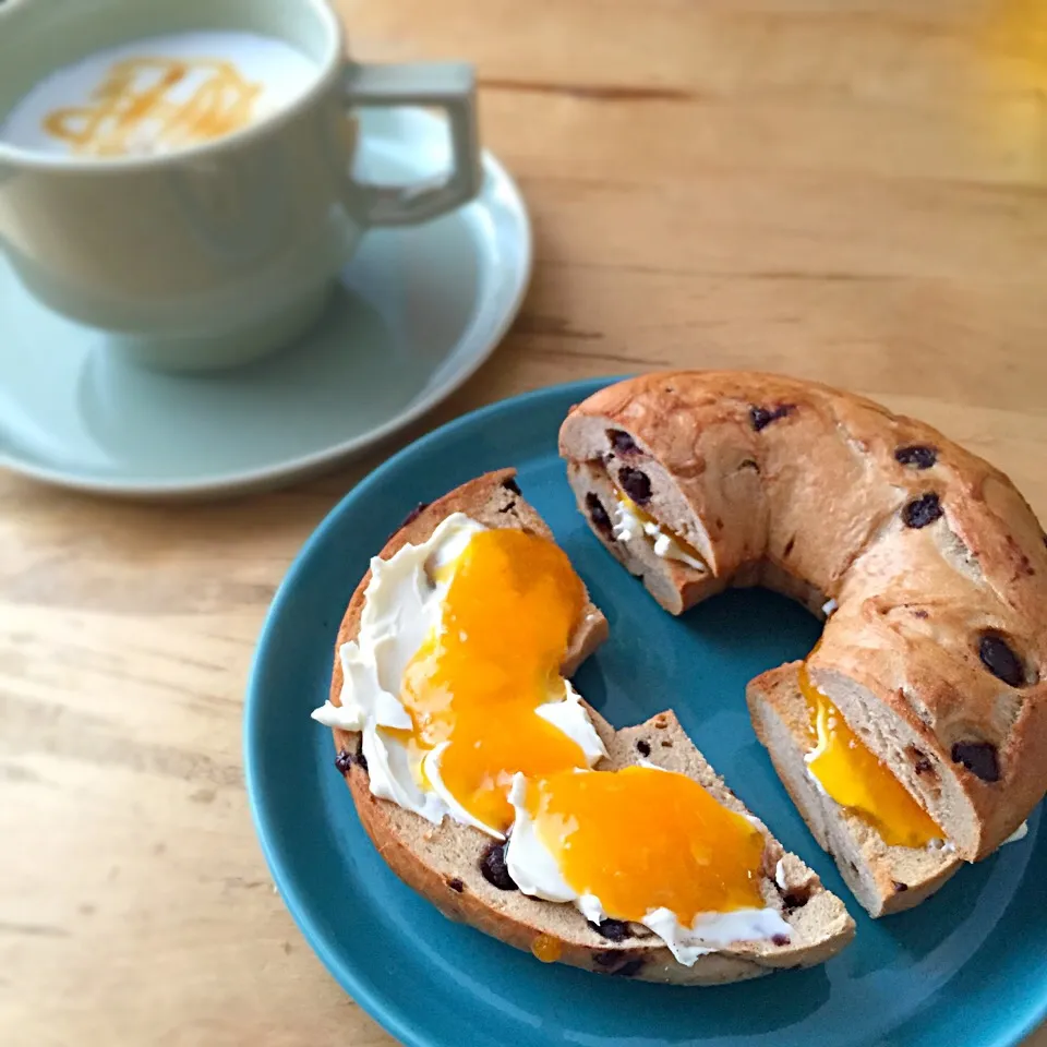 平日の朝ごはん。ベーグルサンドとカプチーノ|門乃ケルコさん