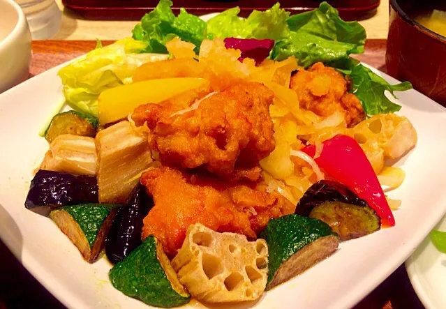 Snapdishの料理写真:揚げ鳥と彩り野菜のみぞれ 添え ( Mixtures of grated radish & sliced onion with ponsu on fried chicken & vegetables 😋✨|Liezlさん