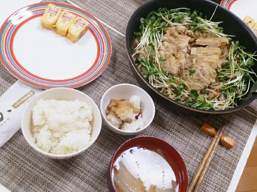 今日の夕食 鶏肉と野菜の蒸し煮、カニカマ入り卵焼き|pinknari🐰🌈さん