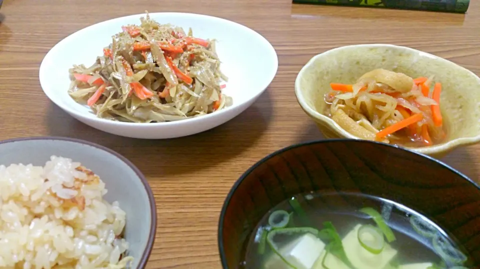 Snapdishの料理写真:・ごぼうサラダ
・切干大根の煮物
・炊き込みご飯
・豆腐と葱のすまし汁|ようかんさん