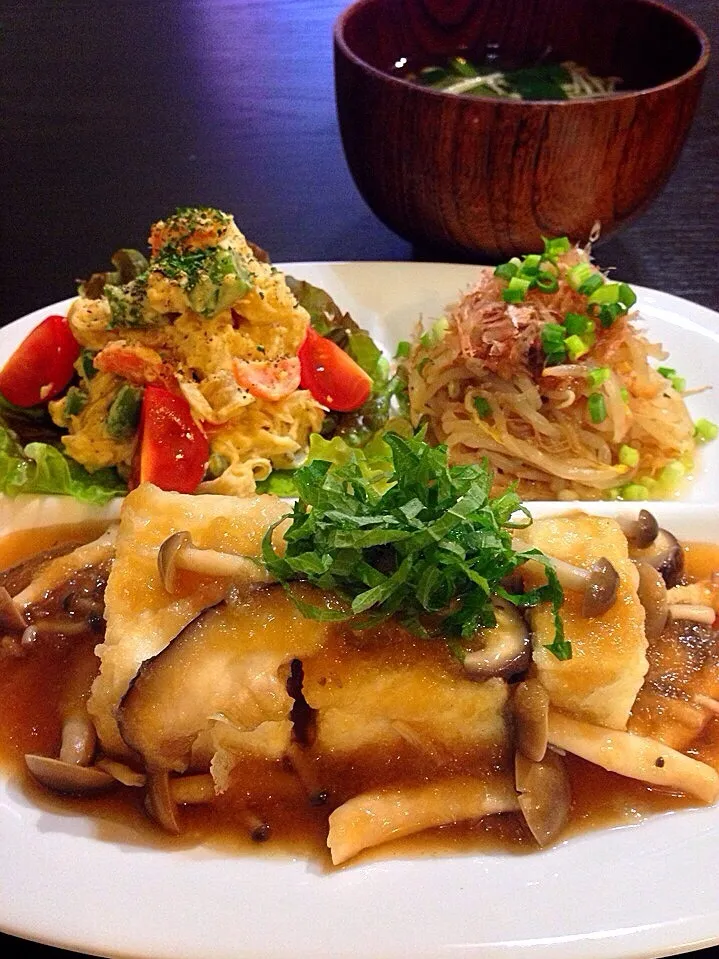 ⭐️揚げ出し豆腐 キノコのおろしあん掛け ⭐️もやしの梅おかか和え ⭐️スタミナポテトサラダ ⭐️小松菜とエノキのすまし汁|よっちぃさん