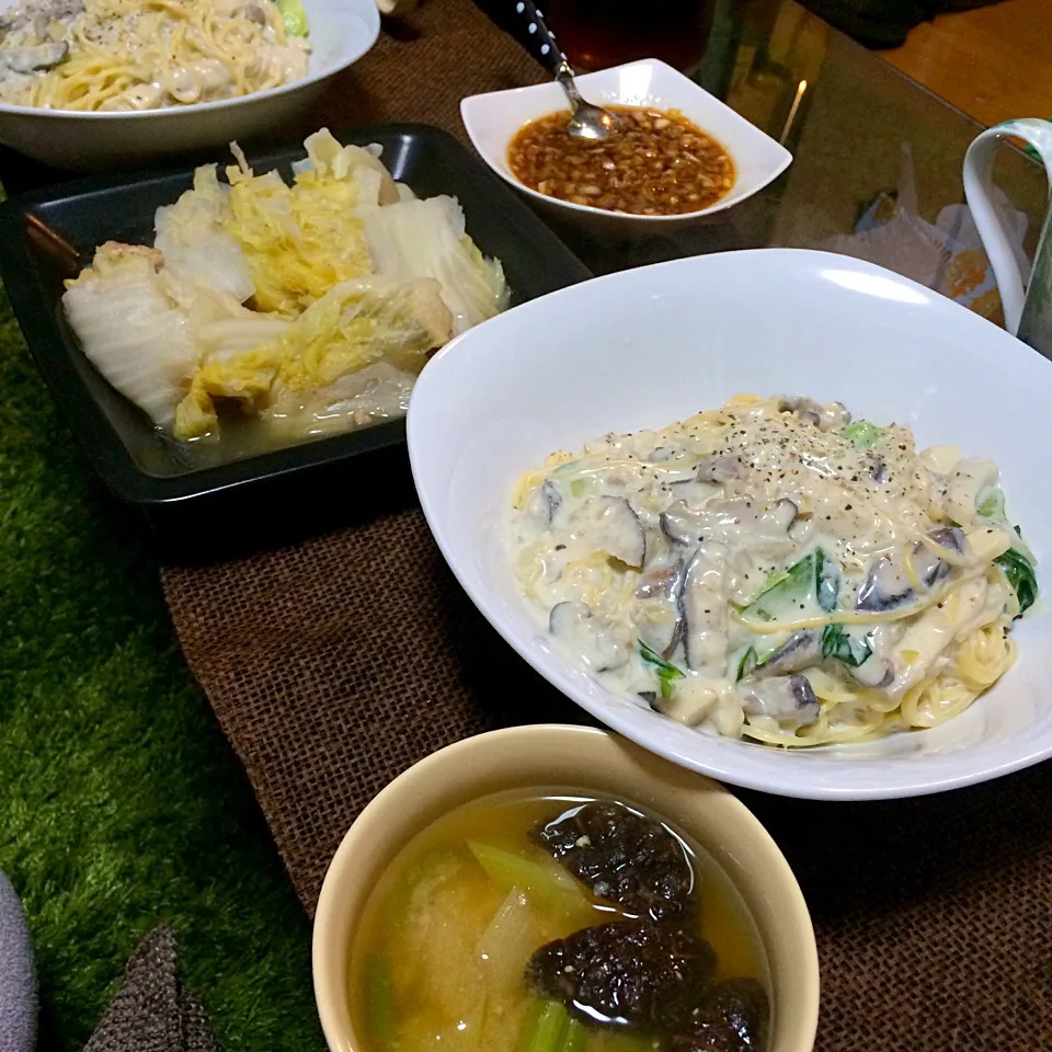 白菜と豚コマの重ね蒸し、キノコと青梗菜の豆乳スパゲティ、しいたけと長ネギと里芋のお味噌汁。お味噌汁の破壊力やばし。|Snack PIYOさん