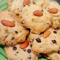 almond choc-chip cookie