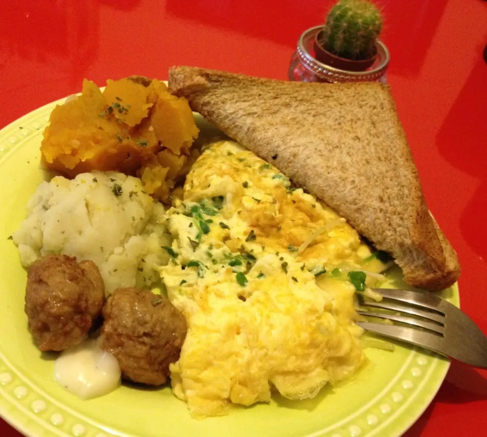 Brunch (mash potato pumpkin & omelet with cheese & wheat bread )|Elaineさん