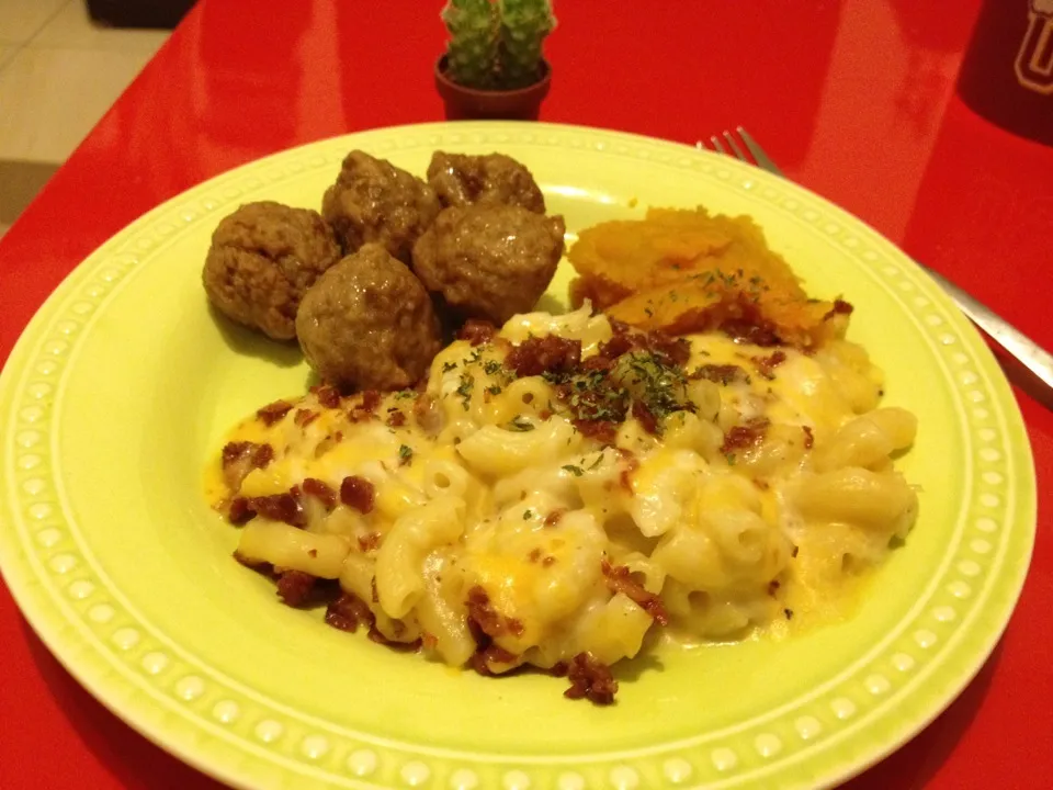 Creamy Cheese and bacon pasta with meet ball and mash pumpkin|Elaineさん