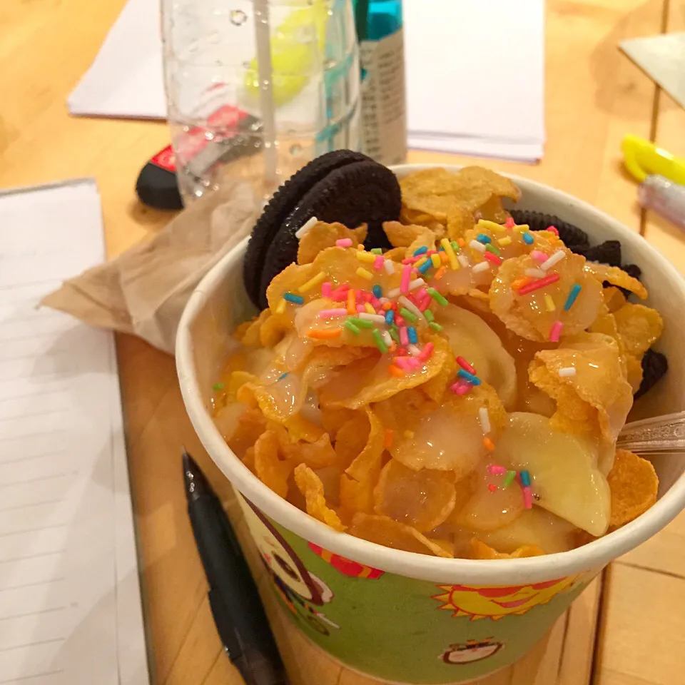 Snapdishの料理写真:Ice Flake Topped with Corn Flake, Oreo, and Banana|nattaugustさん