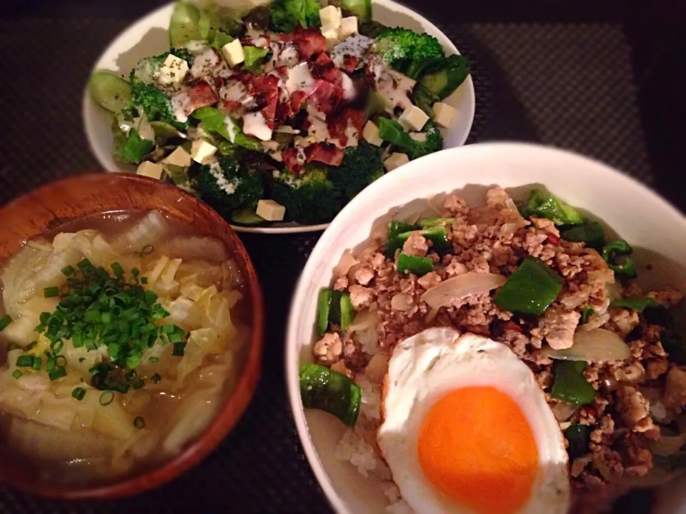 ガパオご飯、シーザーサラダ、白菜と海老ワンタンスープ|ayumiさん