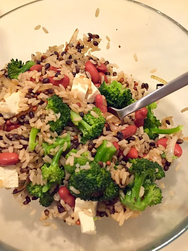 Brown rice, black barley and daikon radish seeds with red kidney beans, steamed broccoli and tofu.|georgianaさん