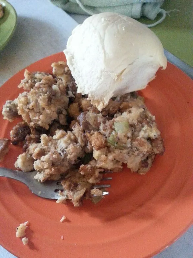 my son's leftover stuffing and dinner roll.|Polly Gelfusoさん