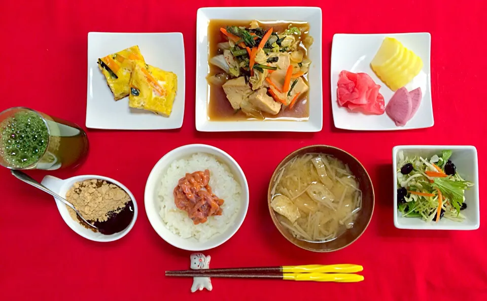 朝ごはんは勝負飯^o^はみちゃん定食❗️トーフと白菜春菊人参のすき焼き風煮、かぼちゃとジャガイモの卵焼き、漬け物盛合せ、黒豆きな粉ヨーグルト、塩辛ごはん、えのきと揚げの味噌汁、黒豆野菜サラダ^_−☆今日はあっさり、大豆タンパクイソフラボンたっぷりごはんでした（笑）今日も楽しく笑顔と元気を届けに行ってきます^_−☆では皆|はみちゃんさん