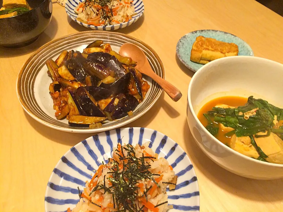 チラシ寿司とナスの炒め物とキムチ豆腐。|ぴっぱーさん