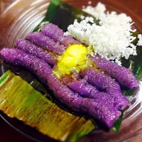 Puto Bumbong (Steam glutinous rice in bamboo cylinder)フィリピンでナイトクリスマスマスの後で食べる料理です。